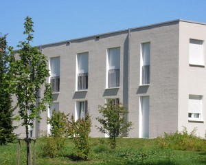 Fassade mit horizontalem Besenstrich